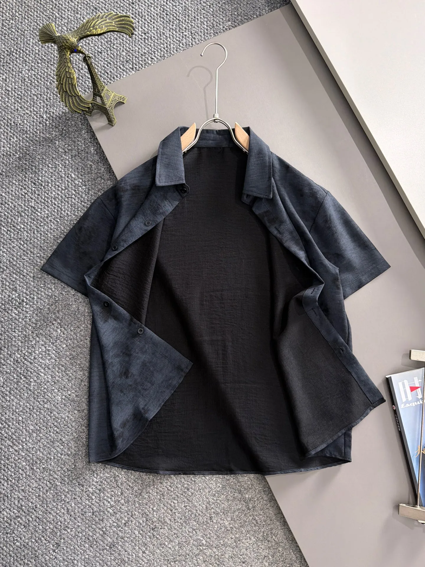 Paris High Quality 26ss New Arrival men's short-sleeved T-shirt is made of combed cotton yarn spun cotton fabric, no pressure when entering and exiting the counter. Exclusive control of raw materials. It feels substantial when weighed, and the upper body is more textured than ordinary T-shirts. This texture can handle the weather easily and is suitable for both hot and cold! Designed for a loose fit. Size: M to 5XL